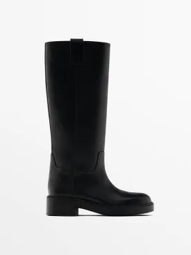 Flat boots with rubber sole